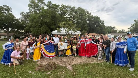Venezolanos en Sanford Plants the Araguaney, Venezuela’s National Tree, at Groveview Park