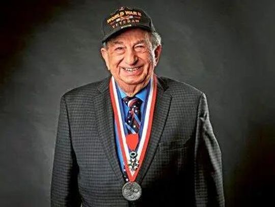  Irving Locker - D-day, Battle of the Bulge and Concentration Camp Liberation